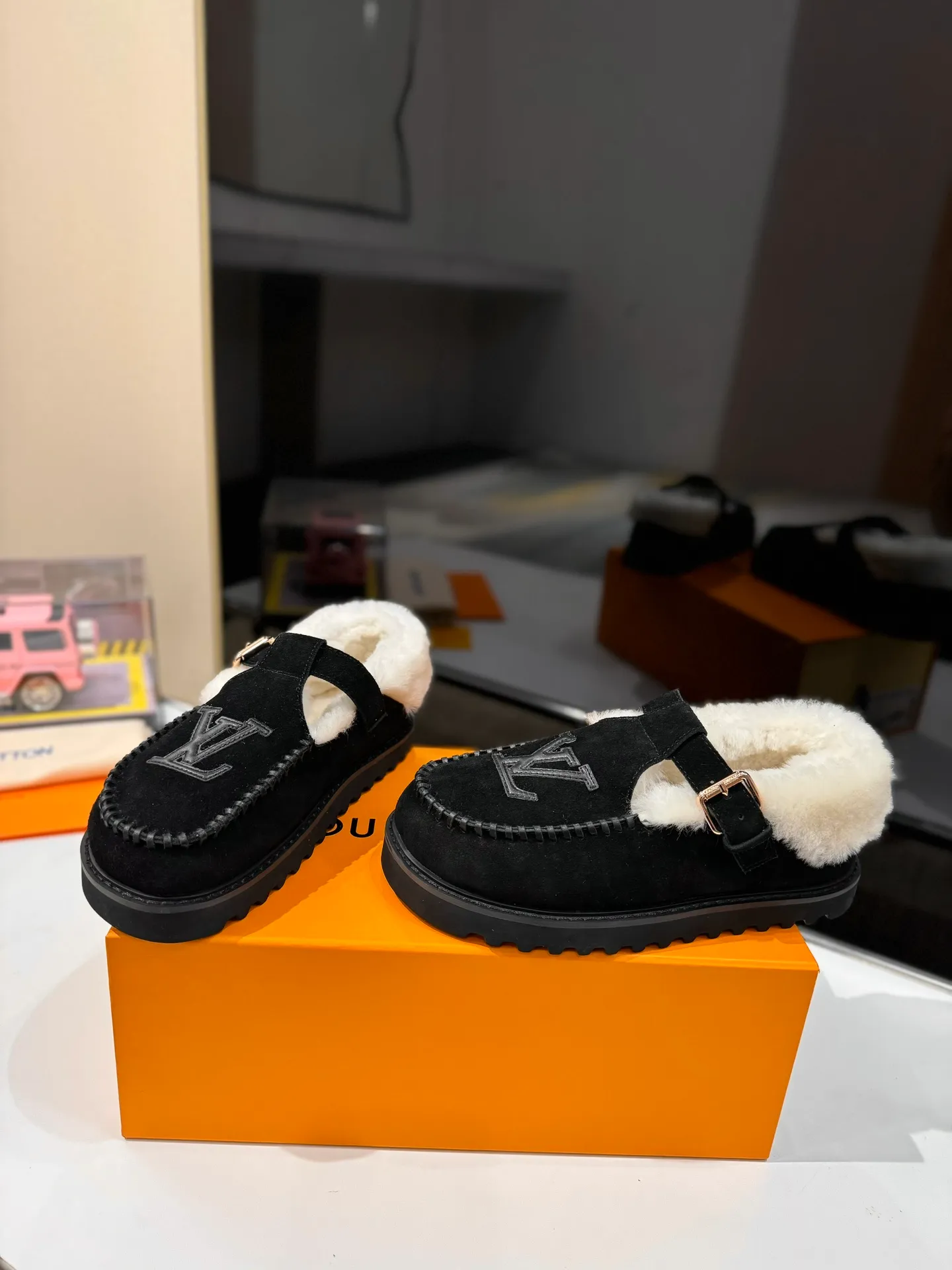 👟👟Ex-factory price 560👟👟 Louis Vuitton lv louis vuott…on fw24 new arrival～The latest furry slippers for autumn and winter🏂🏂 This pair of furry slippers is also very good-looking! The leather ones are very high-end! ! !Paired with denim shorts in autumn and winter, it’s perfect! Put it on and you will instantly have your ideal height! 😍 A favorite style, with fashion elements, the appearance of the upper is full of nobility. Wearing it can always show off the fashionable charm of women. It is fashionable but not too showy. The high-end beef tendon on the upper and the Lvjia letter buckle are so beautiful. ✅Upper: imported high-end frosted/cow leather ✅Outsole: original outsole ✅Inner lining: imported real wool ✅Size: 35-42 (41.42 customized, non-returnable) ✅Packaging: full set of original drawer box